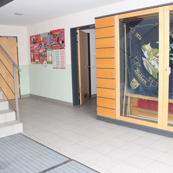 8_01_Fahnenschrank.JPG
